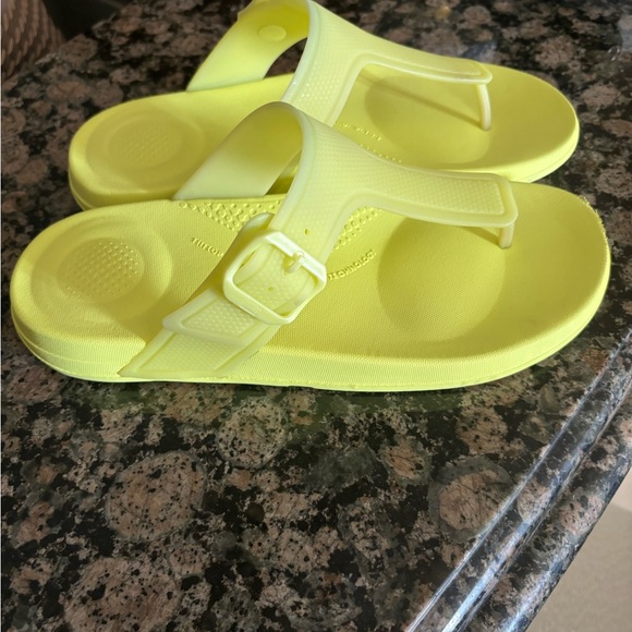 FitFlop size 8 neon yellow puffy plastic sandals - Picture 1 of 3
